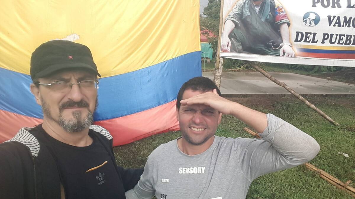 Facundo Molares Schoenfeld (derecha) durante su época como guerrillero de las FARC. Foto: Télam.