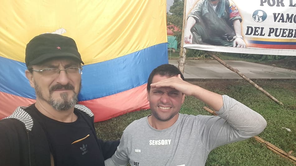 Facundo Molares Schoenfeld (derecha) durante su época como guerrillero de las FARC. Foto: Télam.