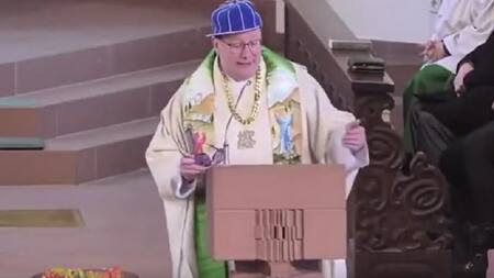 ¡Ingenioso! Un sacerdote rapeó en plena misa y hasta se vistió para la ocasión