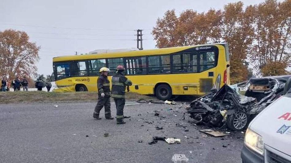 Choque fatal entre un colectivo y un auto. Foto: NA.