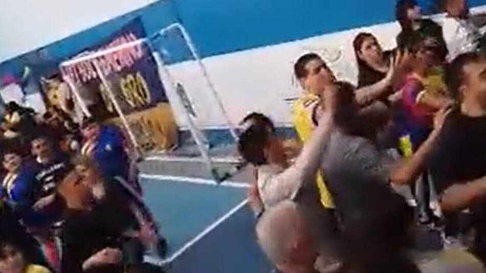 Batalla campal. Foto: captura de video.