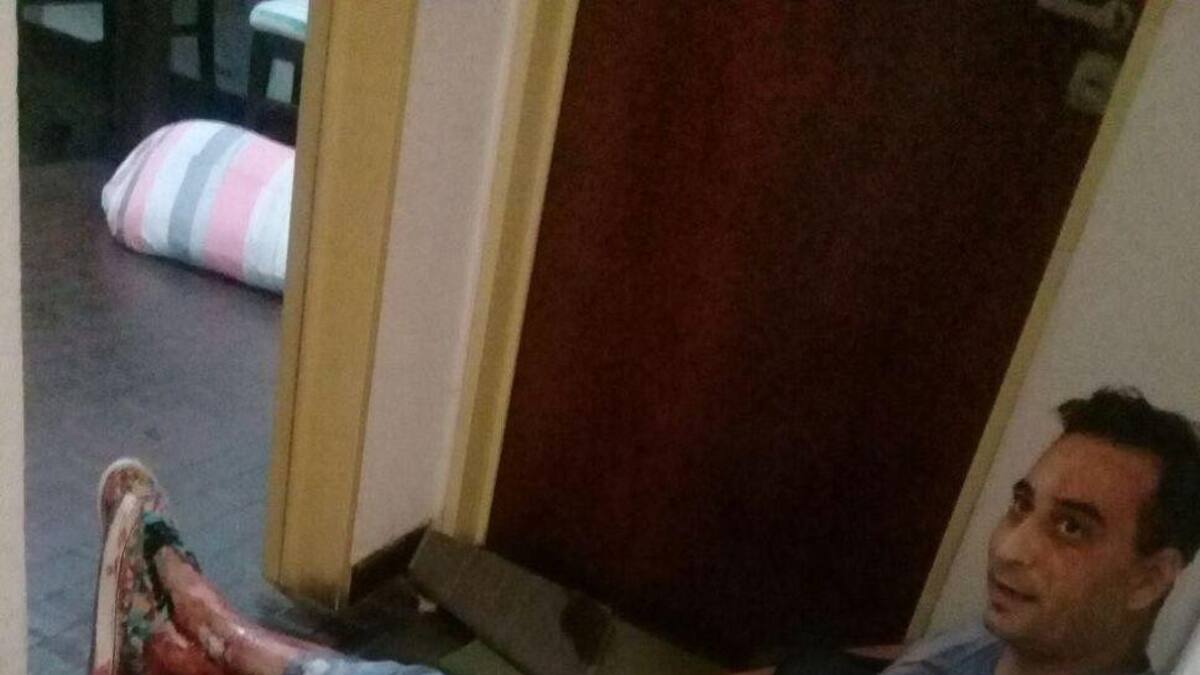 Mujer corta genitales