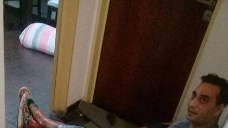 Mujer corta genitales