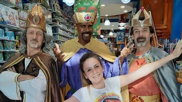 Los Reyes Magos recorren hospitales y jugueterías para llevar juegos, ilusión y juguetes argentinos