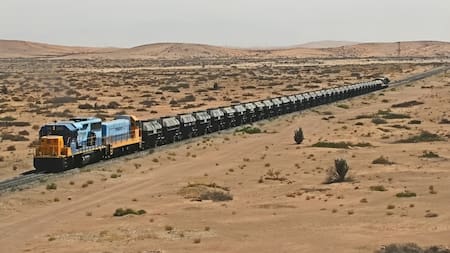 Cruza el Sahara, mide tres kilómetros y es considerado “el más peligroso del mundo”: qué transporta el tren de Mauritania
