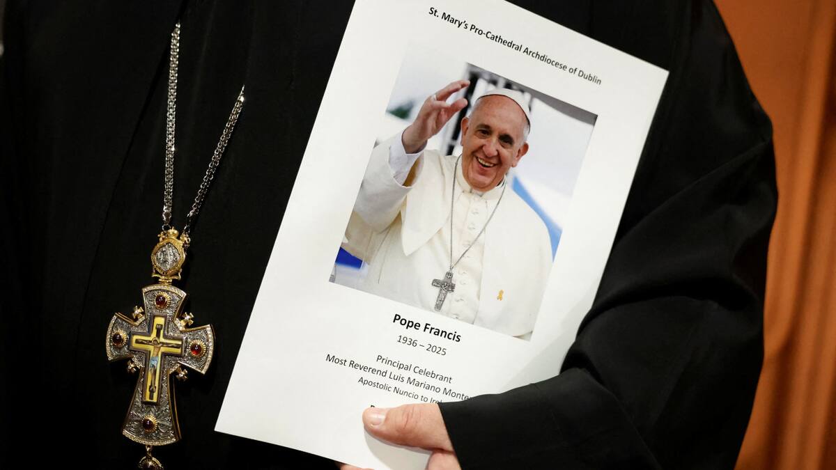 Fieles despiden al papa Francisco. Foto: Reuters/Clodagh Kilcoyne