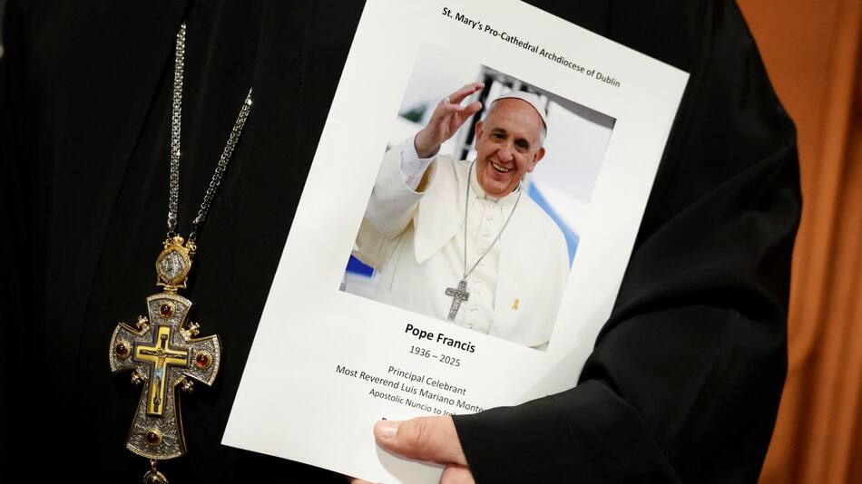 Fieles despiden al papa Francisco. Foto: Reuters/Clodagh Kilcoyne