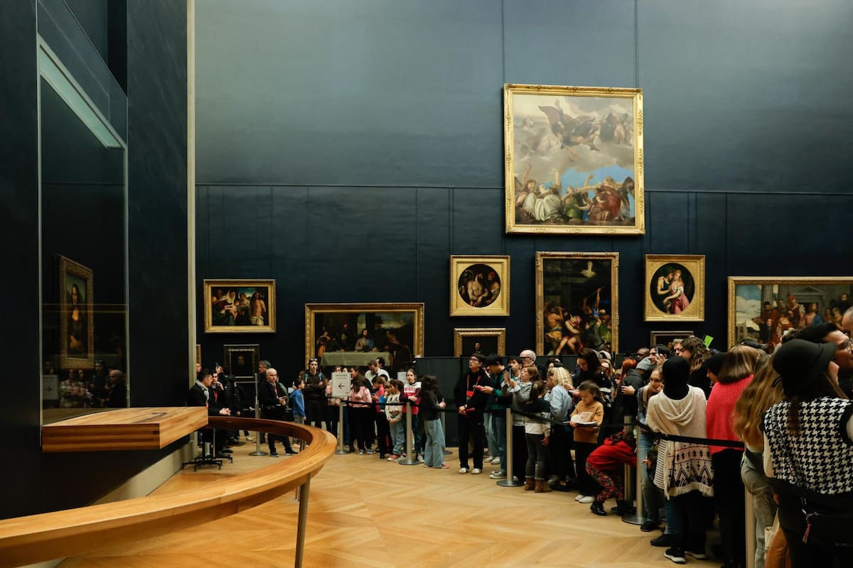 Visitantes toman fotografías de la Mona Lisa del pintor italiano Leonardo Da Vinci en el Museo del Louvre en París, Francia. EFE