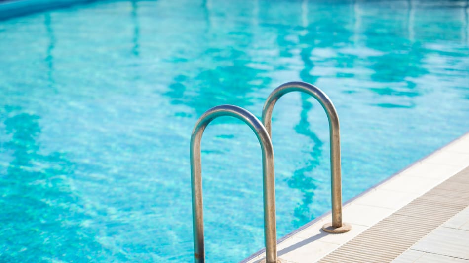 El cloro es clave para mantener el agua de la pileta limpia y libre de bacterias. Foto Unsplash