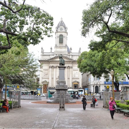 La plaza principal de Flores. Foto: Instagram @entedeturismodebuenosaires