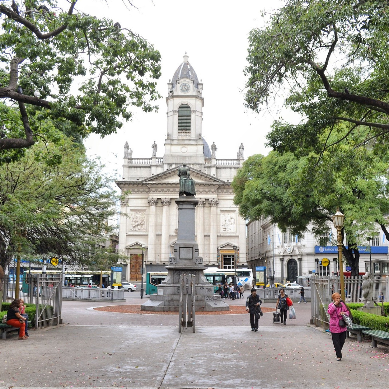 La plaza principal de Flores. Foto: Instagram @entedeturismodebuenosaires