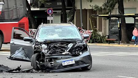 Choque entre un colectivo y un auto en Palermo. Foto: @sameaereo.