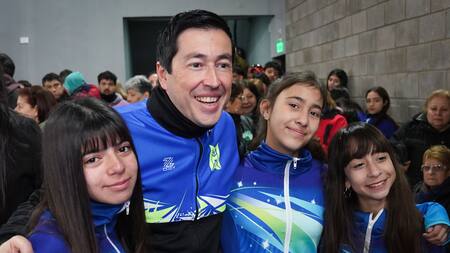 Leonardo Nardini inauguró el primer polideportivo de Ing. Adolfo Sourdeaux.