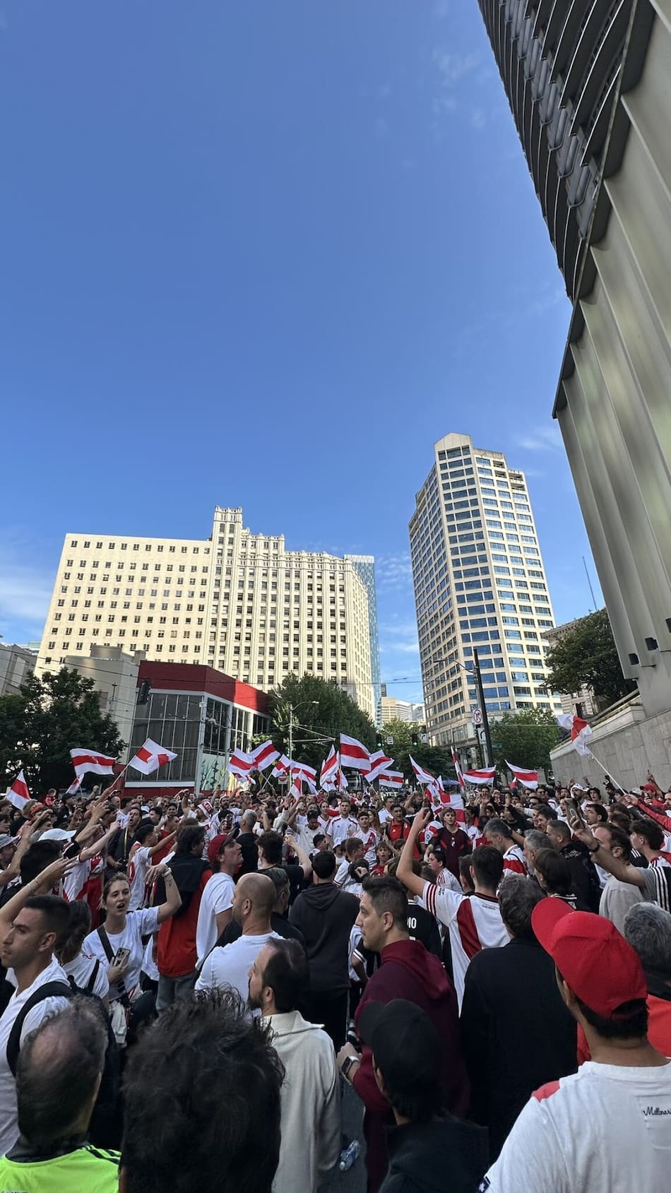Banderazo de hinchas de River en Seattle antes del debut por Mundial de Clubes2025. Foto:X.