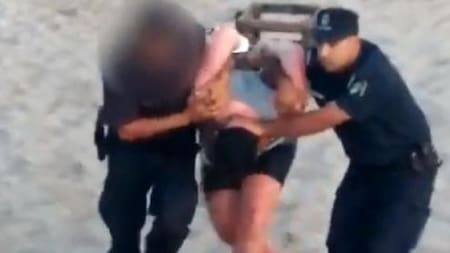 Pareja quedó detenida tras enterrar en la arena a su hija de 2 años para tener sexo en el mar