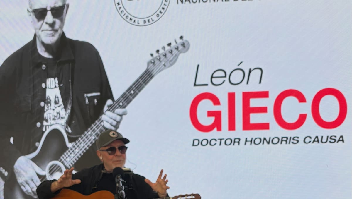 León Gieco recibiendo el título de Doctor Honoris Causa.