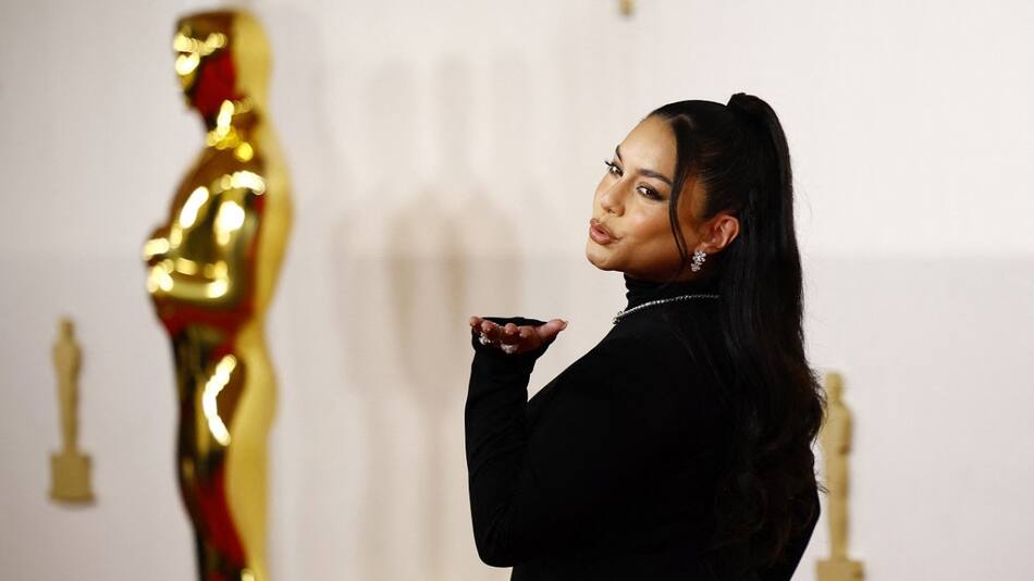 Vanessa Hudgens en la alfombra de los Premios Oscar 2024. Foto: Reuters.