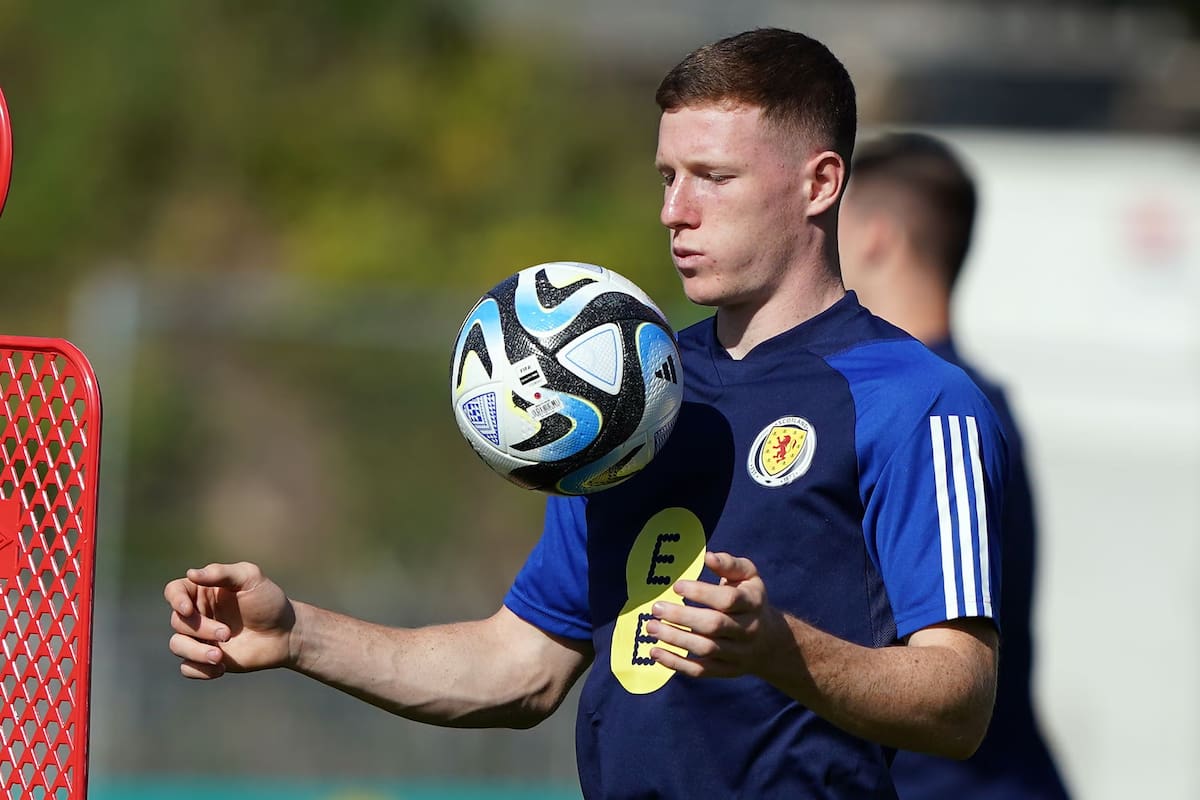 Elliot Anderson se entrenó con el primer equipo escocés