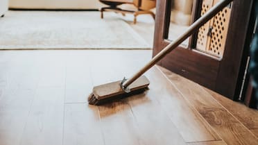 Ritual de Año Nuevo: qué significa barrer hacia afuera y cómo hacerlo correctamente