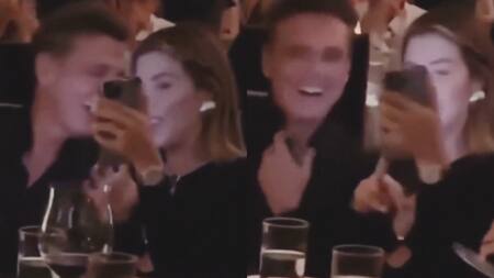 Luis Miguel y Michelle Salas en una cena. Foto: captura video.