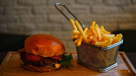 Salir a comer puede ser toda una experiencia, y Buenos Aires ofrece las mejores opciones. Foto: Unsplash.