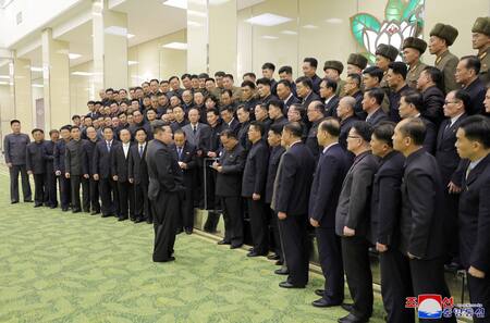 Kim Jong-Un visitó científicos que trabajaron en el satélite espía. Foto: Reuters.