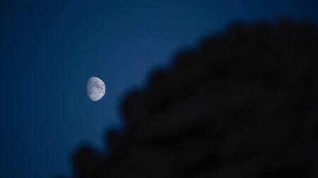 Los investigadores utilizaron cristales traídos de la Luna para calcular el momento de la formación lunar. Foto: Unsplash.