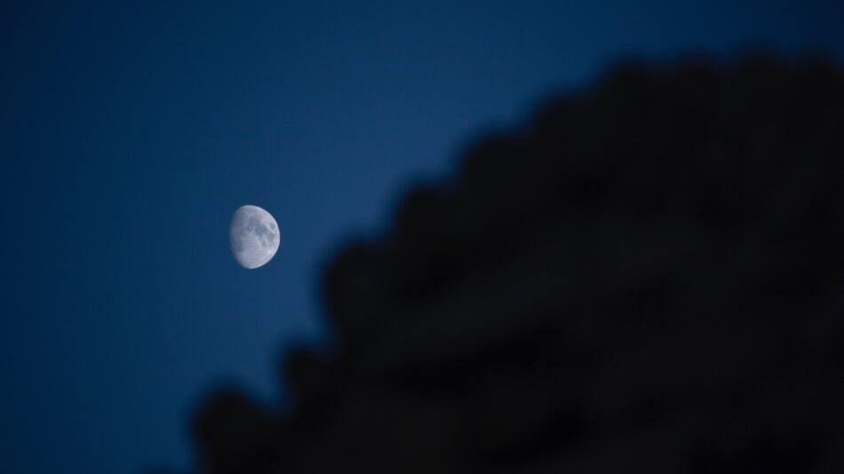 Los investigadores utilizaron cristales traídos de la Luna para calcular el momento de la formación lunar. Foto: Unsplash.