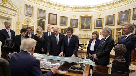 La comitiva argentina liderada por Javier Milei junto a Donald Trump en el Salón Oval de la Casa Blanca.