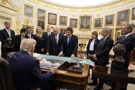 La comitiva argentina liderada por Javier Milei junto a Donald Trump en el Salón Oval de la Casa Blanca.