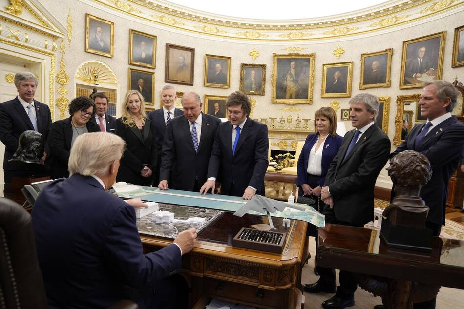 La comitiva argentina liderada por Javier Milei junto a Donald Trump en el Salón Oval de la Casa Blanca.