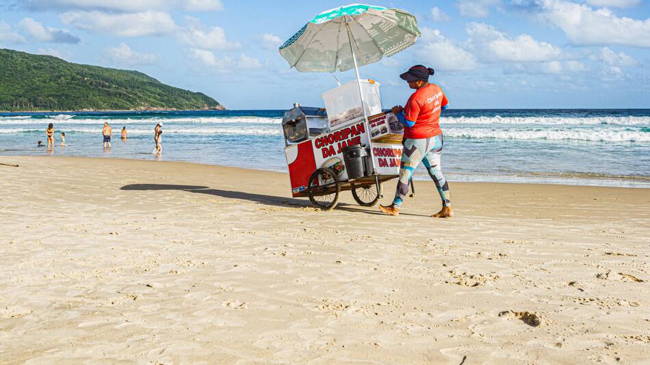 Los precios de consumir en las playas de Florianópolis. Foto: Reuters.