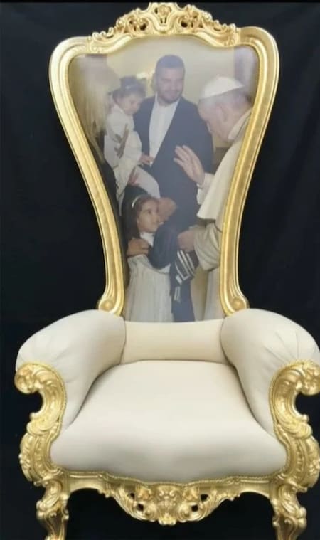 Sillón de Eliana Guercio tapizado con una imagen de su encuentro con el Papa Francisco. Foto: NA.