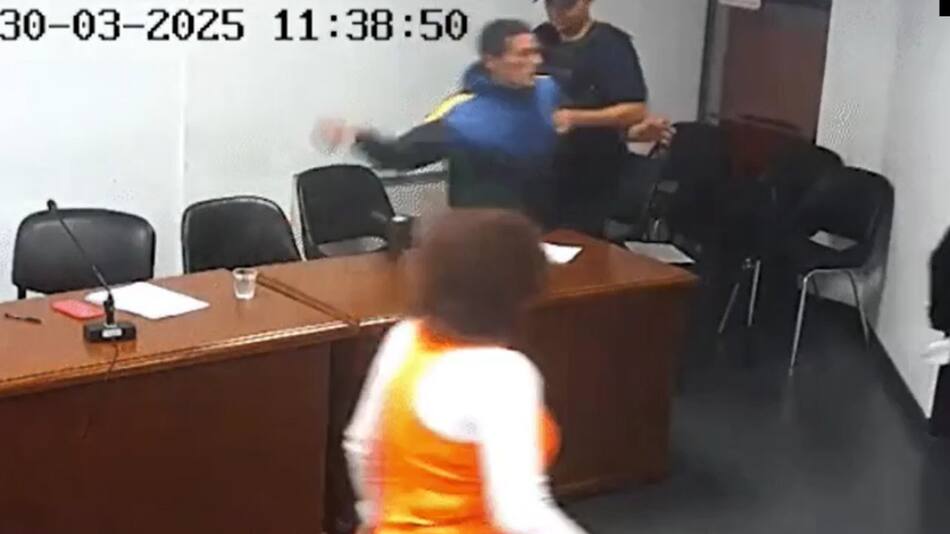El preso que agredió a un juez en los Tribunales de Cipolletti y le fracturó un dedo. Foto: Captura de video.