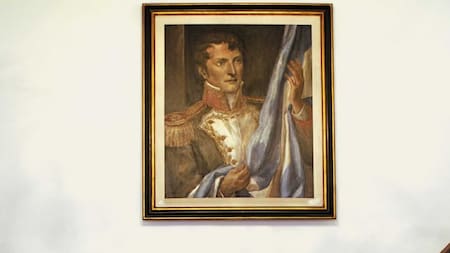 El secreto de Belgrano: la primera bandera argentina no es celeste blanca, estuvo perdida por años y está exhibida en otro país