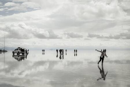 Turistas visitan el salar de Uyuni para pasar el año nuevo. Foto: EFE.
