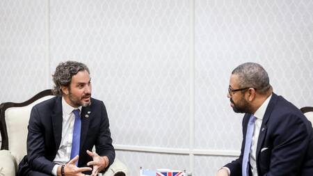 Santiago Cafiero con el canciller de Gran Bretaña. Foto: Telam.