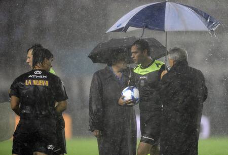 Suspensión de partido por lluvias. Foto: NA/José Brusco