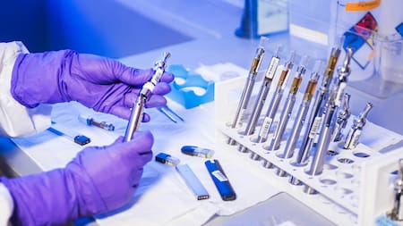 Alarma en el rubro sanitario: ANMAT detectó irregularidades y cerró un laboratorio que operaba sin permisos