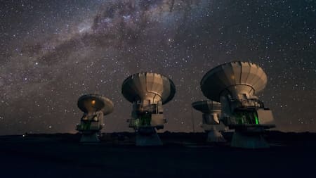El telescopio ALMA captó imágenes de una antigua galaxia. Foto: Observatorio ALMA.