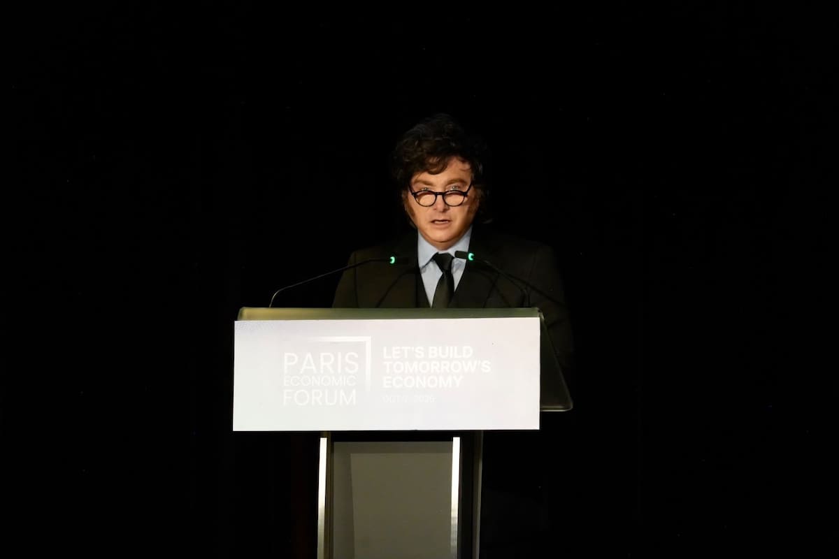 Javier Milei disertó en el Foro Económico de París, donde recibió el premio “Economista más influyente”.