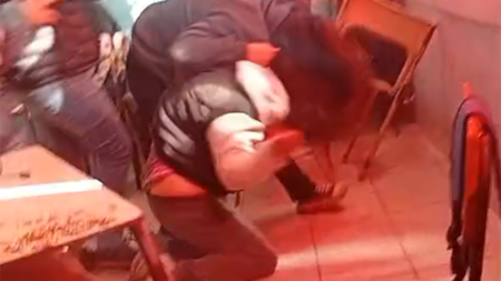 Violento video: una mujer atacó a una compañera de su hija con una cadena en el aula de un colegio