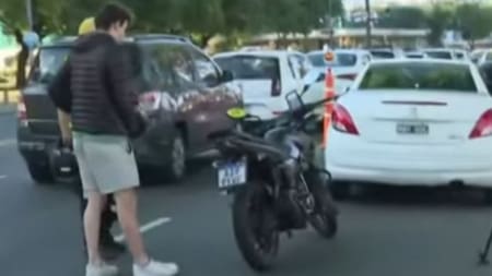 Multa y retención de moto a un motociclista que llevaba a una pasajera alcoholizada. Foto: Captura de video.