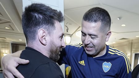 Lionel Messi llegó para la Despedida de Juan Román Riquelme. Foto: Twitter @BocaJrsOficial.