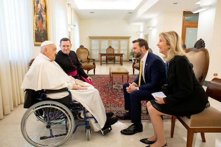 JD Vance junto al Papa Francisco. Foto: Reuters/Vatican Media