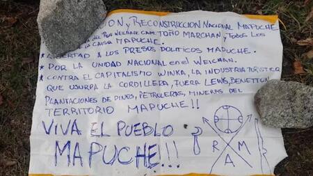 La proclama hallada en el lugar del ataque. Foto: NA.