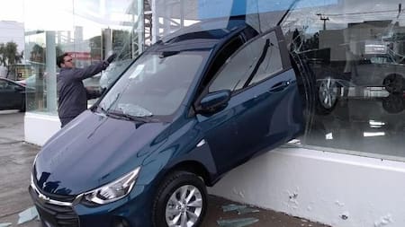 Insólito accidente en una concesionaria de Chubut. Foto: NA.