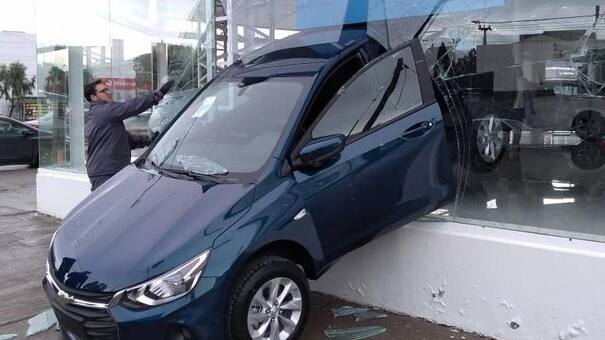 Insólito: un empleado de una concesionaria de Chubut estrelló un auto contra el ventanal