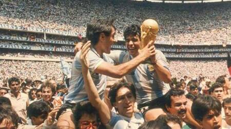 Pedro Pasculli y Diego Maradona, Mundial del 86. Foto: NA