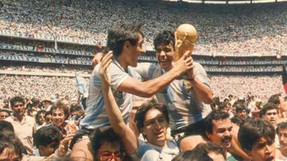 Pedro Pasculli y Diego Maradona, Mundial del 86. Foto: NA